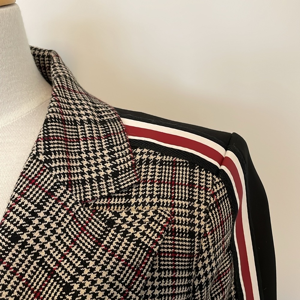 NWOT SOSKEN - Made in Canada - Plaid Blazer. Size 2, equivalent size L